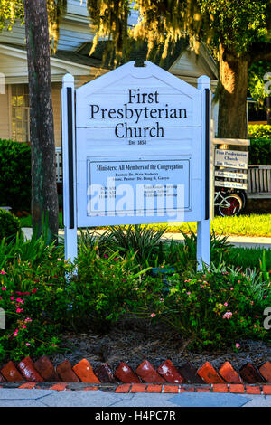 La prima chiesa presbiteriana segno su N 6th Street nel quartiere storico di Fernandina Beach City in Florida Foto Stock