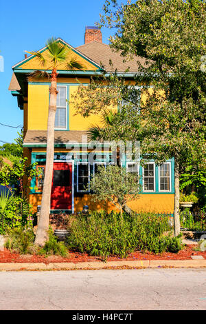 Dipinto luminosamente house su S 6th Street nel quartiere storico di Fernandina Beach City in Florida Foto Stock