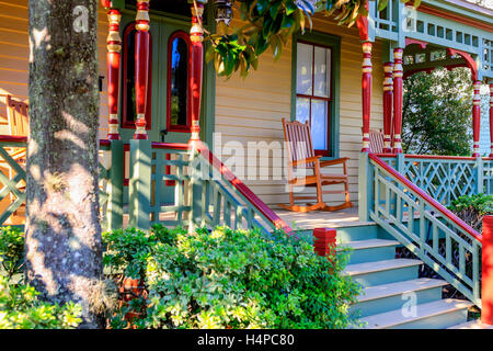 Sedia a dondolo sotto il portico di questo case intorno le strade di cenere nel quartiere storico di Fernandina Beach City in Florida Foto Stock