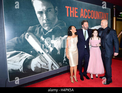 Cynthia Addai-Robinson, Ben Affleck, Anna Kendrick e Gavin O Connor frequentando la premiere europeo del ragioniere a Cineworld nel quadrato di Leicester, Londra. Vedere PA storia SHOWBIZ Commercialista. Stampa foto di associazione. Picture Data: lunedì 17 ottobre, 2016. Foto di credito dovrebbe leggere: Ian West/filo PA. Foto Stock