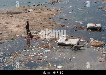 Bambini che giocano nella sudicia e inquinato fiume Sabarmati nel centro di Ahmedabad,Gujurat membro,l'India,l'Asia. Foto Stock