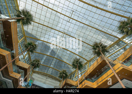 Tetto in vetro winter garden ATRIUM (©grattacieli Skidmore Owings & Merril 2004) GM RENAISSANCE CENTER DOWNTOWN DETROIT MICHIGAN STATI UNITI Foto Stock