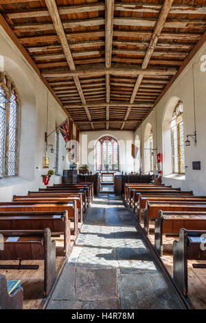 Interno di Sant'Andrea Chiesa, Walberswick, Suffolk Coastal District, Suffolk, East Anglia, UK con i tradizionali banchi in legno Foto Stock