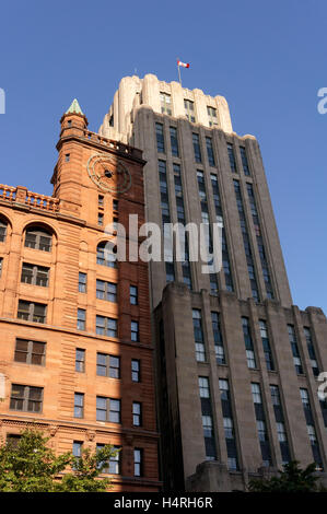 L'edificio Aldred (sinistra) e New York Life Building (destra) sulla Place d'Armes, Montreal Vecchia Quebec, Canada Foto Stock