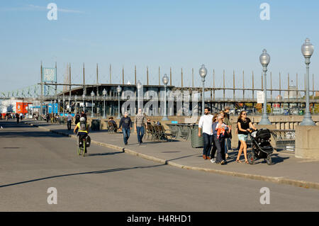 La gente sulla Promenade des Artistes con Jacques Cartier Pavilion nel retro, il Vecchio Porto di Montreal, Quebec, Canada Foto Stock