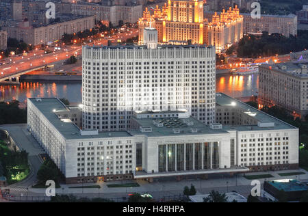 Il palazzo del governo della Federazione russa di Mosca alla sera (White House la vista dall'alto) Foto Stock