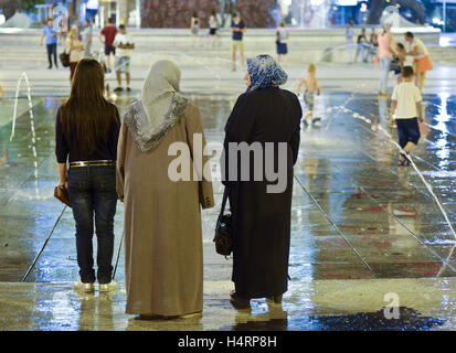 Musulmani e donne cristiane. Skopje, Macedonia Foto Stock