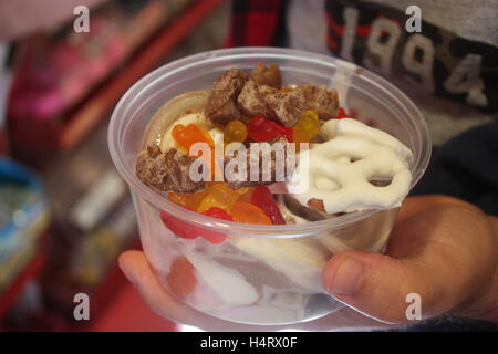Yummy pot di scegliere un mix di caramelle gommose orsi e salatini Foto Stock