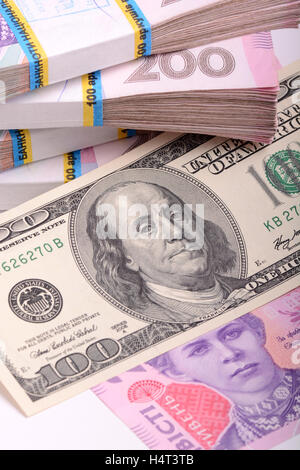 Un centinaio di dollari sullo sfondo della hryvnia ucraina Foto Stock