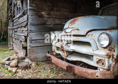 Weathered fienile con un 1954 Chevy carrello in Lawrenceville, Georgia. (USA) Foto Stock