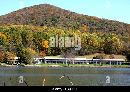 Virginia's Blue Ridge Mountains, Stati Uniti. Peaks of Otter montagna e motel. Foto Stock