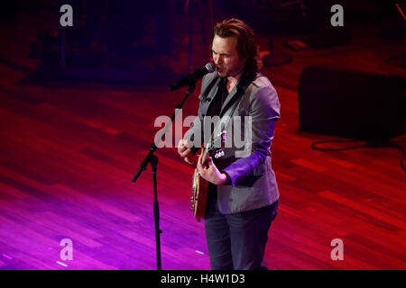 Jonathan Jackson esegue a Nashville per l Africa evento presso il Ryman Auditorium di Nashville, Tennessee. Foto Stock