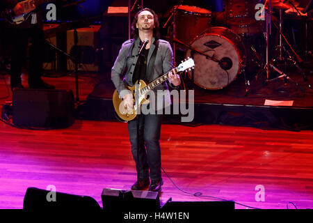 Jonathan Jackson esegue a Nashville per l Africa evento presso il Ryman Auditorium di Nashville, Tennessee. Foto Stock