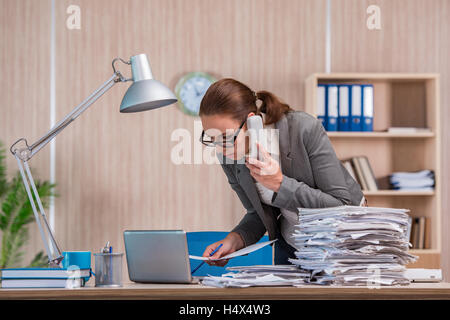 Imprenditrice lavora in ufficio Foto Stock