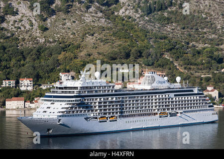 La più lussuosa nave da crociera nel mondo, Regent's Seven Seas Explorer posti barca nella Baia di Kotor Foto Stock