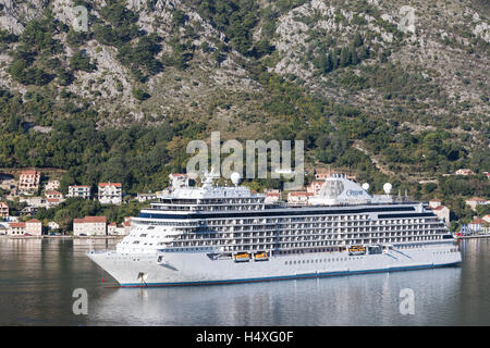 La più lussuosa nave da crociera nel mondo, Regent's Seven Seas Explorer posti barca nella Baia di Kotor Foto Stock