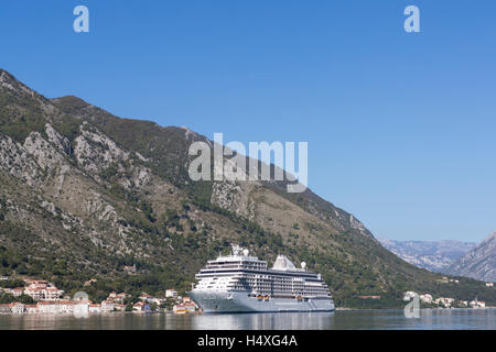 La più lussuosa nave da crociera nel mondo, Regent's Seven Seas Explorer posti barca nella Baia di Kotor Foto Stock