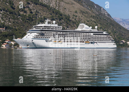 La più lussuosa nave da crociera nel mondo, Regent's Seven Seas Explorer posti barca nella Baia di Kotor Foto Stock