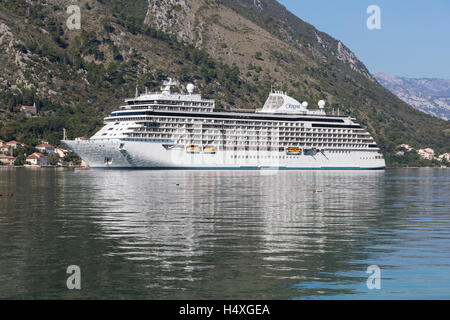 La più lussuosa nave da crociera nel mondo, Regent's Seven Seas Explorer posti barca nella Baia di Kotor Foto Stock