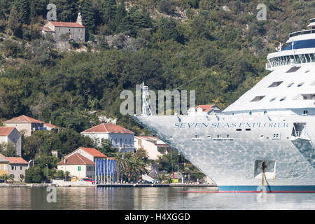 La più lussuosa nave da crociera nel mondo, Regent's Seven Seas Explorer posti barca nella Baia di Kotor Foto Stock