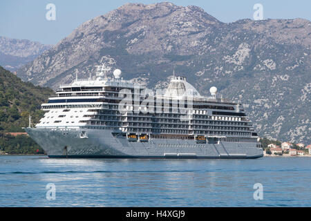 La più lussuosa nave da crociera nel mondo, Regent's Seven Seas Explorer posti barca nella Baia di Kotor Foto Stock