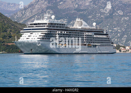 La più lussuosa nave da crociera nel mondo, Regent's Seven Seas Explorer posti barca nella Baia di Kotor Foto Stock