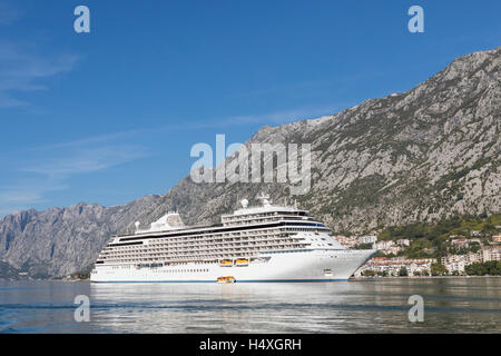 La più lussuosa nave da crociera nel mondo, Regent's Seven Seas Explorer posti barca nella Baia di Kotor Foto Stock