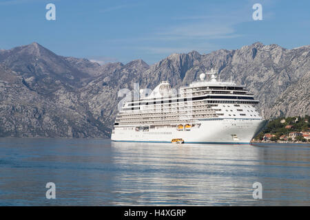 La più lussuosa nave da crociera nel mondo, Regent's Seven Seas Explorer posti barca nella Baia di Kotor Foto Stock