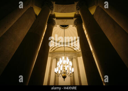 Pilastri e un lampadario all'interno del Campidoglio degli Stati Uniti in Washington, DC. Foto Stock