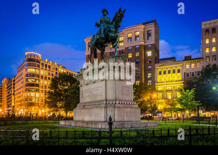 Statua di Maggiore Generale James B. McPherson a McPherson Square di notte, a Washington, DC. Foto Stock