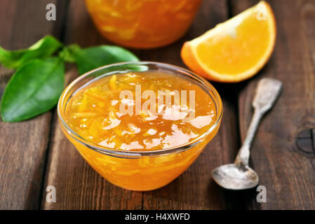 Inceppamento arancione nella ciotola di vetro, la profondità di campo Foto Stock