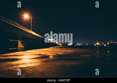 La George Mason Memorial Bridge di notte, oltre la congelati fiume Potomac in Washington, DC. Foto Stock