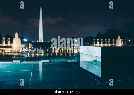 La Nazionale il Memoriale della Seconda Guerra Mondiale e il Monumento a Washington di notte, a Washington, DC. Foto Stock