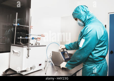 Uomo di lavoro del laboratorio di protezione della scienza Foto Stock