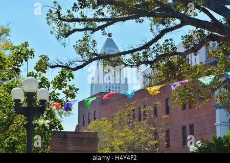 Iconico,art deco,landmark,Los Angeles City Hall, dalla storica,Olvera Street, alberi lampione,bandiere,California , Stati Uniti Foto Stock