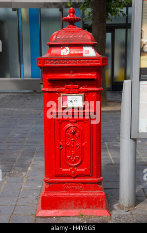 Rosso nella casella di posta in Zuidzandstraat, Bruges, Belgio Foto Stock