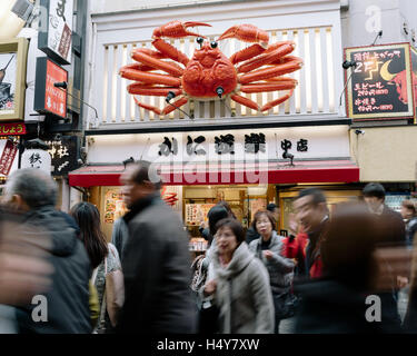 Osaka, Giappone - 29 Novembre 2015: quartiere Dotonbori di Osaka, in Giappone. Quartiere Dotonbori è una delle più famose mete destin Foto Stock