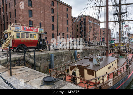 Zebù ancorato contro Hartley Quay in Liverpool Foto Stock