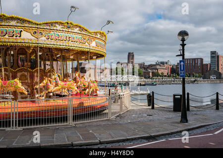 Giostra vittoriano all'Albert Dock, Liverpool guardando verso la Cattedrale Anglicana Foto Stock