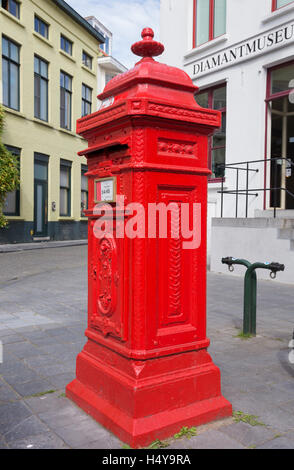 Vecchio rosso post box fuori il museo dei diamanti a Brugge. Foto Stock
