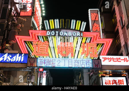 Osaka, Giappone - 29 Novembre 2015: Neon all'entrata della Dotonbori Street Market e dal quartiere dei divertimenti di Namba di Osaka. Foto Stock