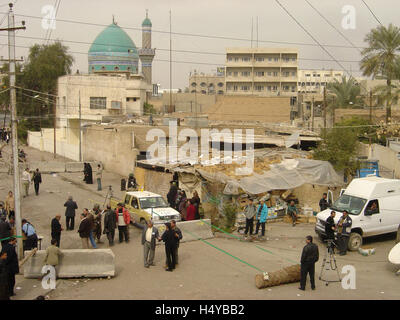 Il 30 gennaio 2005 la scena al di fuori di un seggio a Baghdad dell area Karada il giorno dell Iraq le prime elezioni democratiche. Foto Stock