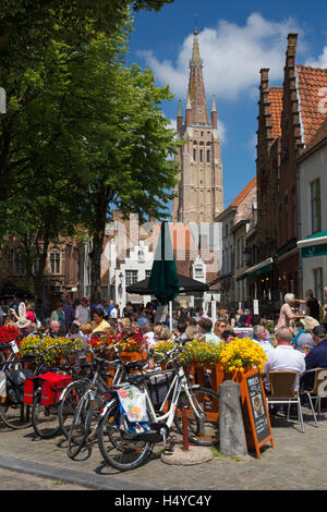 Persone mangiare e bere nei bar e nei ristoranti in Walplein, Brugge, Belgio. Foto Stock