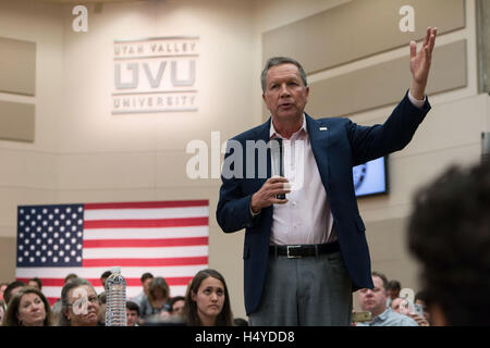 Governor John Kasich parlando a una folla a Utah Valley University Town Hall con Gov. John Kasich su Marzo 18, 2016 in Orem, Utah. Foto Stock