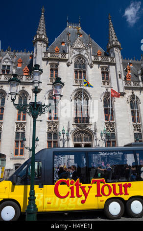 Brugge City Tour Bus davanti al Tribunale provinciale di edificio in Markt, Brugge, Belgio Foto Stock