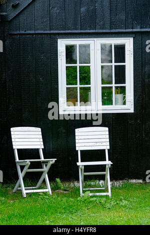 Casa e al di fuori di sedie, Torshavn, Streymoy, Isole Faerøer, Atlantico del Nord, Europa Foto Stock