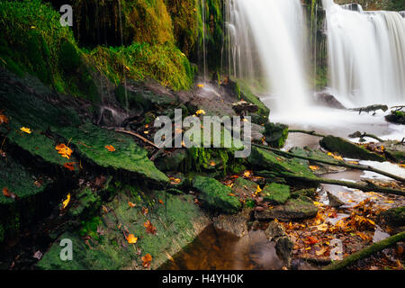 Cascata Keila-Joa entro l'autunno. Pietre di muschio in primo piano. Una lunga esposizione immagine Foto Stock