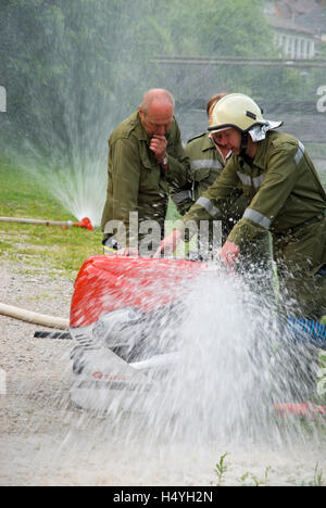 Volontario Vigili del fuoco su una pompa dell'acqua di formazione, Reichraming, Austria superiore, Austria, Europa Foto Stock