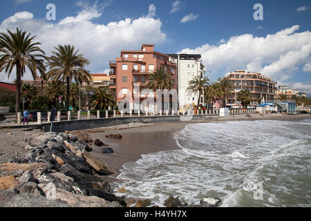 Le palme e gli alberghi sulla costa, Albenga, Riviera, Liguria, Italia, Europa Foto Stock