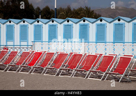 Sedie a sdraio sulla spiaggia e cabine da spiaggia, Albenga, Riviera, Liguria, Italia, Europa Foto Stock